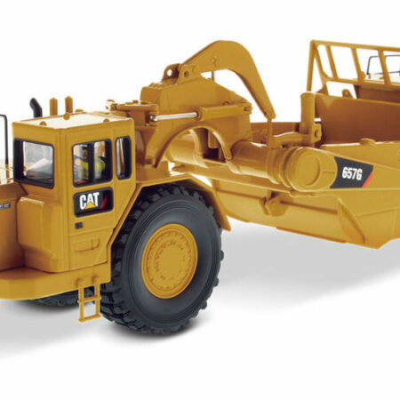 Diecast Master CAT 657G WHEEL TRACTOR SCRAPER 1:50