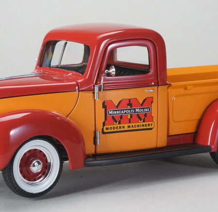 SpecCast FORD PICK UP 1940 MINNEAPOLIS MOLINE 1:25