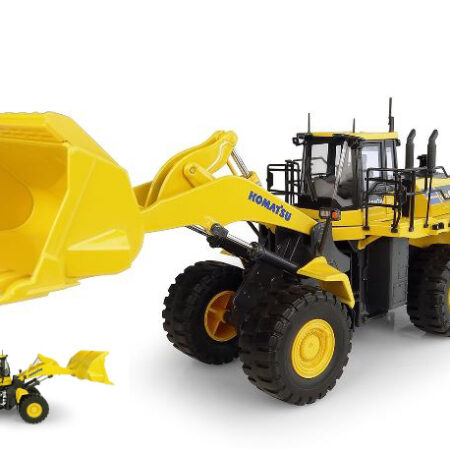 Universal Hobbies KOMATSU WA600-8 1:50