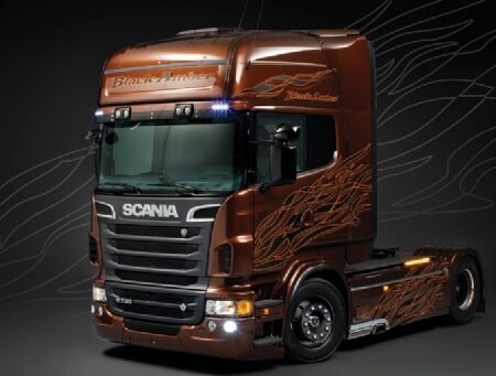 Italeri SCANIA R730 V8 BLACK AMBER KIT 1:24