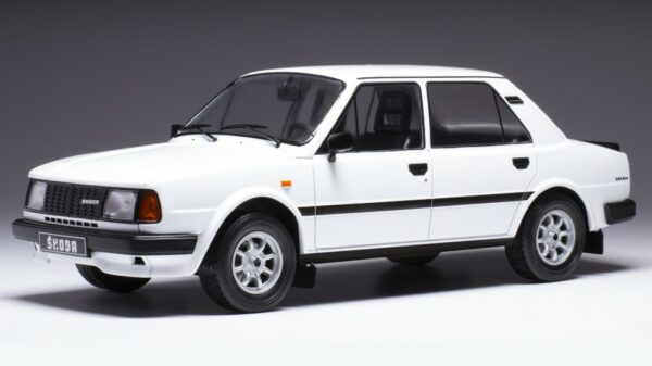 Ixo Model SKODA 130 L 1988 WHITE 1:18