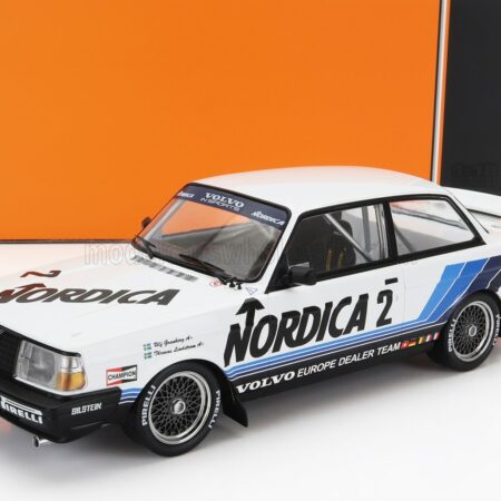 IXO-MODELS 1/18 VOLVO | 240 TURBO TEAM NORDICA RAS SPORT N 2 BRNO ETCC 1986 U.GRANBERG - T.LINDSTROM | WHITE LIGHT BLUE