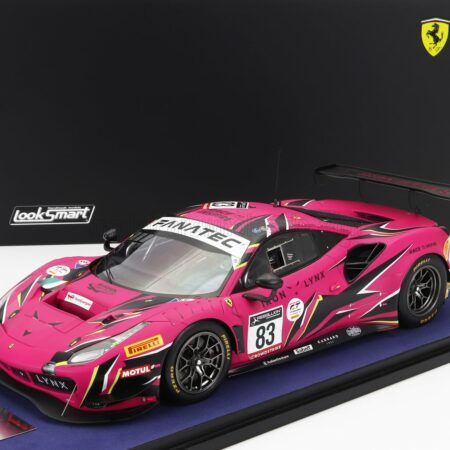 LOOKSMART 1/18 FERRARI | 488 GT3 EVO 3.9L TURBO V8 TEAM IRON DAMES N 83 WINNER GOLD CUP CLASS 24h SPA 2022 SARAH BOVY - RAHEL FREY - MICHELLE GATTING - DORIANE PIN - CON VETRINA - WITH SHOWCASE | FUCSIA BLACK