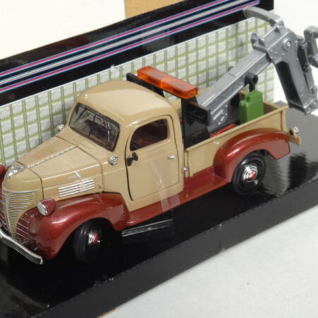 Motormax 1:24 Plymouth Pickup Wrecker 1941